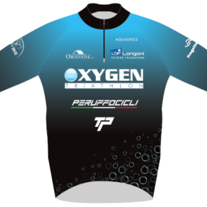 https://www.oxygentriathlon.it/wp-content/uploads/2023/10/208_running-maglia-felpata-front-draft-2024-300x300.png