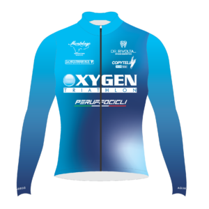 https://www.oxygentriathlon.it/wp-content/uploads/2026/10/353-ciclismo-maglia-felpata-ml-front-draft-2026-300x300.png